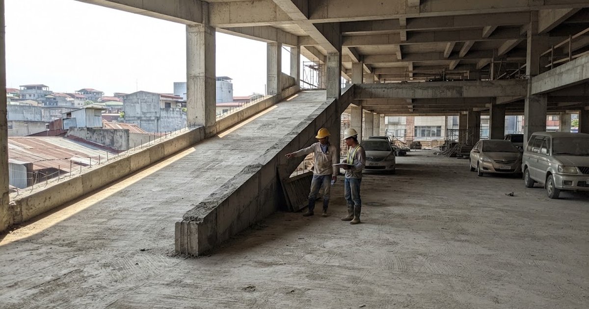 Reinforced concrete multi-level parking structure with ramp