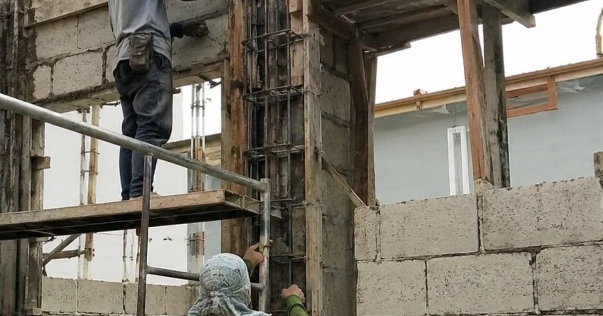 Stiffener column formed in a hollow block wall