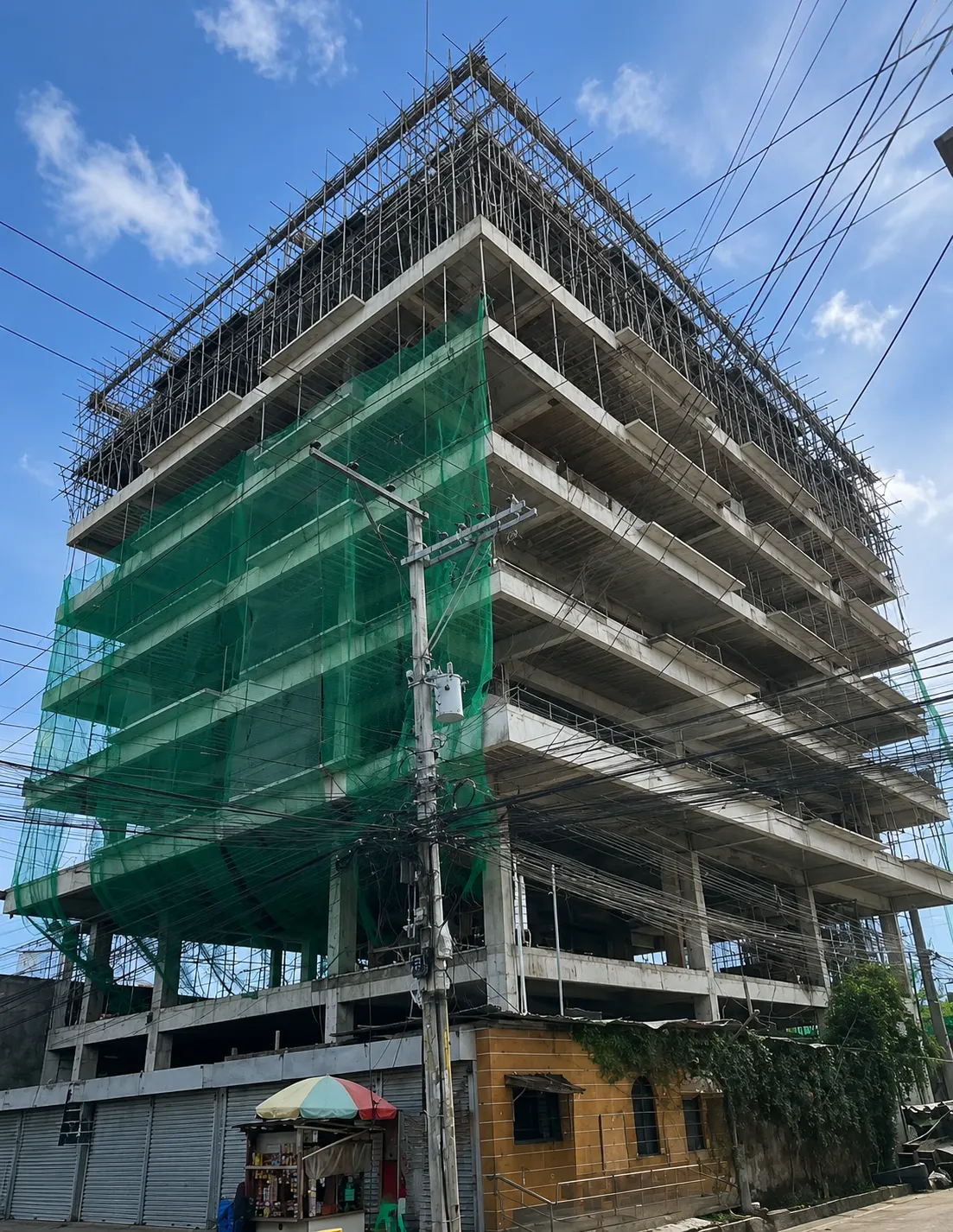 The 9-storey Angeles City building before its collapse — green safety netting, scaffolding, Barangay Balibago Pampanga